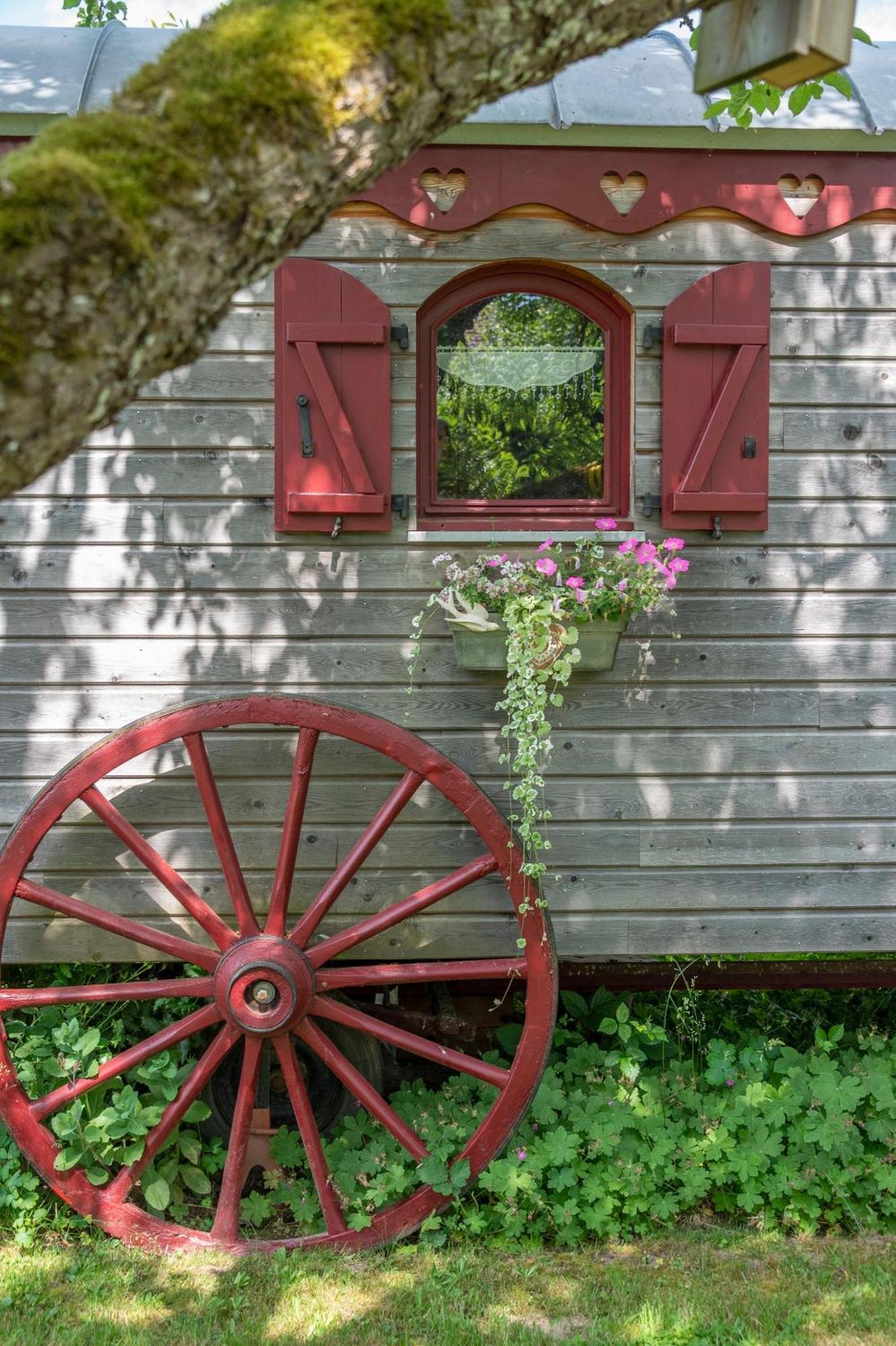 Bed and Breakfast Roulotte Le Temps De Rever Saint-Michel-sur-Meurthe Exterior foto